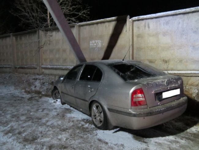 В Ухте водитель Skoda Octavia въехала в опору ЛЭП